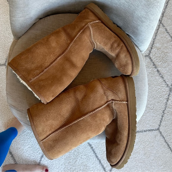 Ugg Classic Shearling Lined Boot in good used condition - Picture 7 of 13